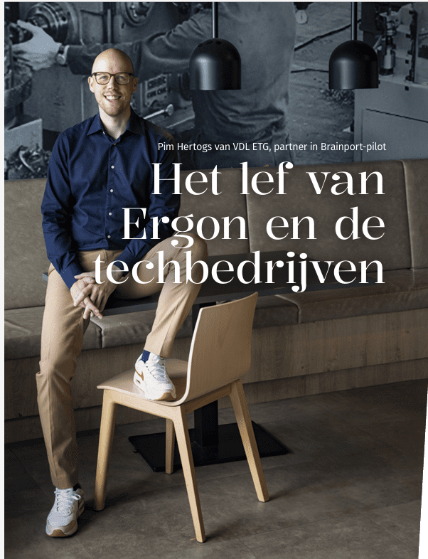 Pim Hertogs van VDL ETG zit op een tafel met zijn voet op een stoel.