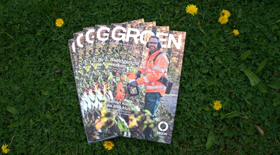 Het Ergon Groen magazine ligt op het gras.