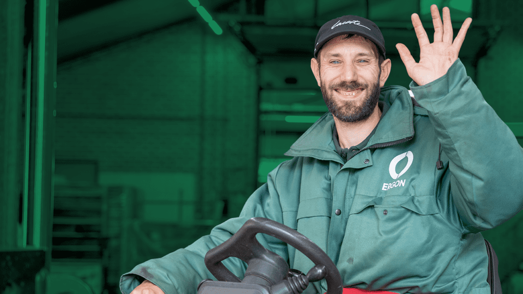 Een grafisch bewerkte videothumbnail van de video Ergon Kwekerij voor bedrijven. Op deze thumbnail is het portret van een collega te zien.