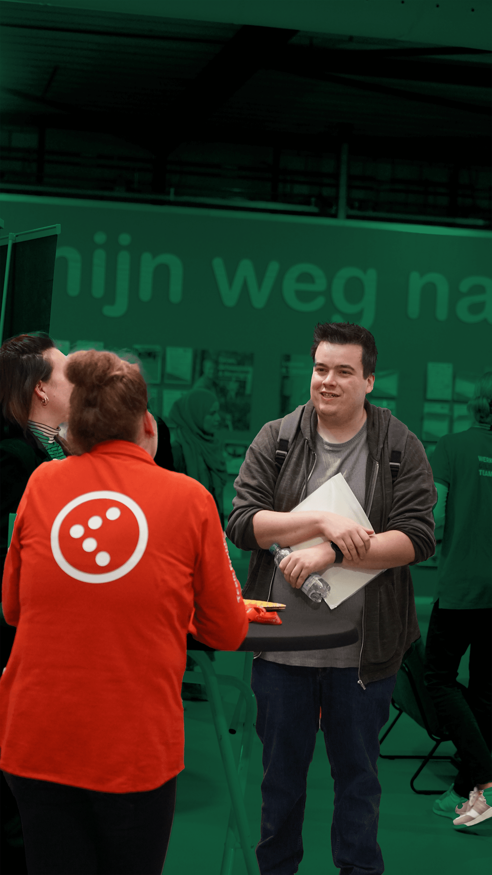 Werkzoekende in gesprek met een vertegenwoordiger van Kruidvat
