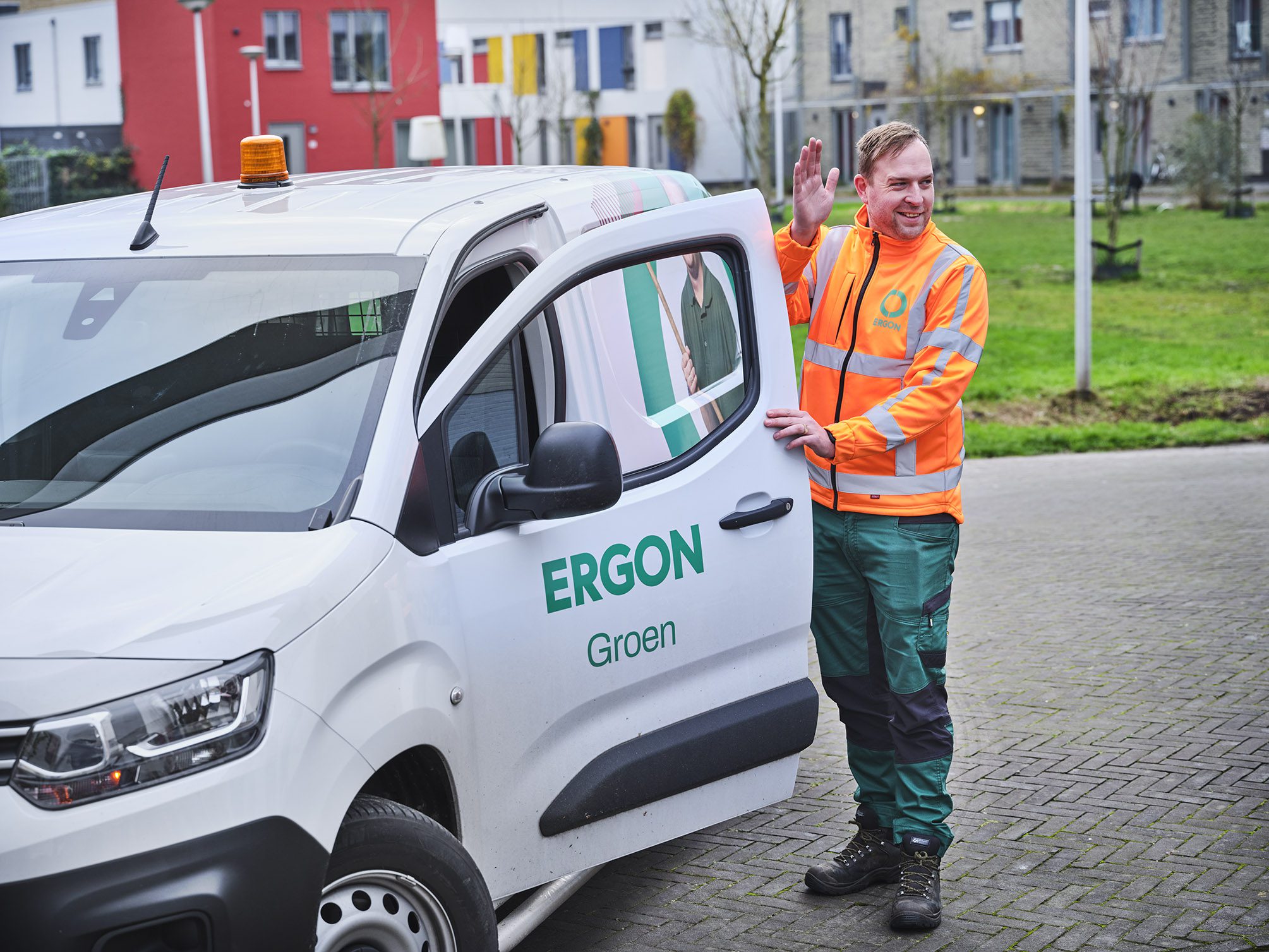 Medewerker van Ergon Groen stap in in bedrijfswagen.