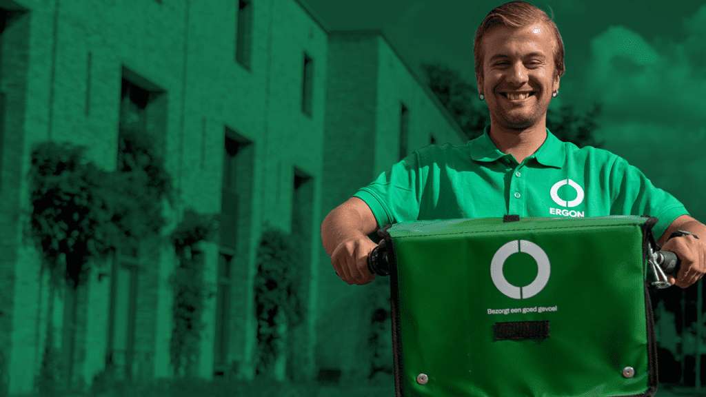 Een grafisch bewerkte videothumbnail van de video Ergon Post voor werkzoekenden. Op deze thumbnail is het portret van een collega te zien.