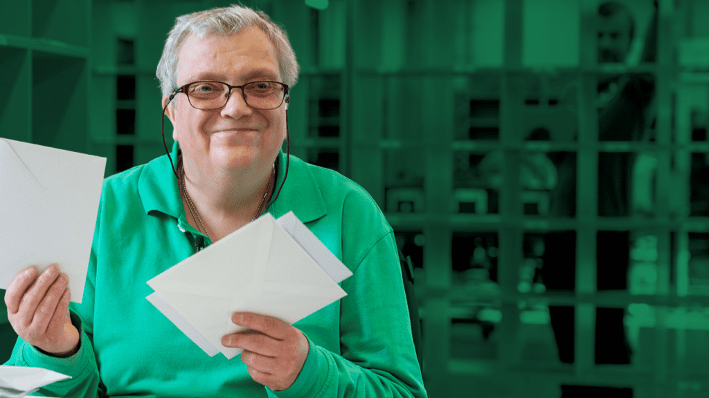 Een grafisch bewerkte videothumbnail van de video Ergon Post voor bedrijven. Op deze thumbnail is het portret van een collega te zien.