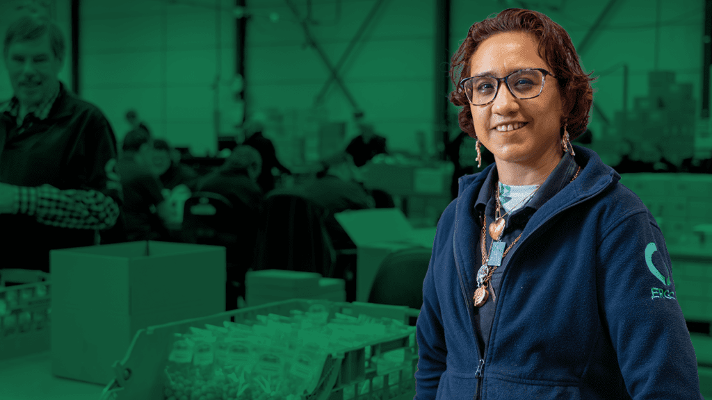 Een grafisch bewerkte videothumbnail van de video Ergon Productie voor bedrijven. Op deze thumbnail is het portret van een collega te zien.