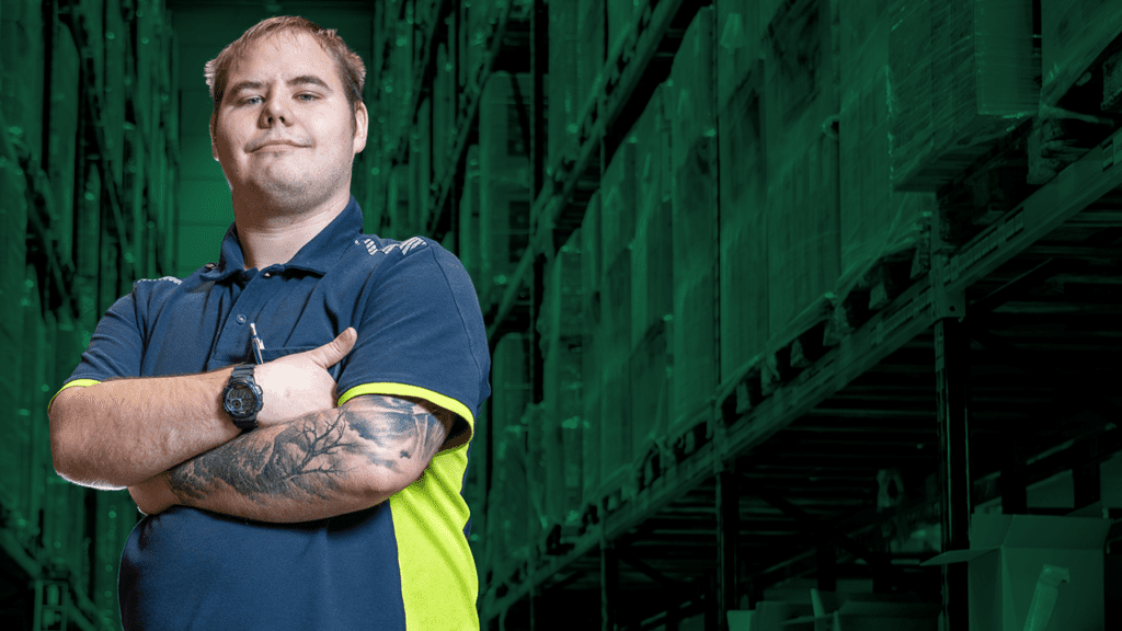 Een grafisch bewerkte videothumbnail van de video Ergon Productie voor werkzoekenden. Op deze thumbnail is het portret van een collega te zien.