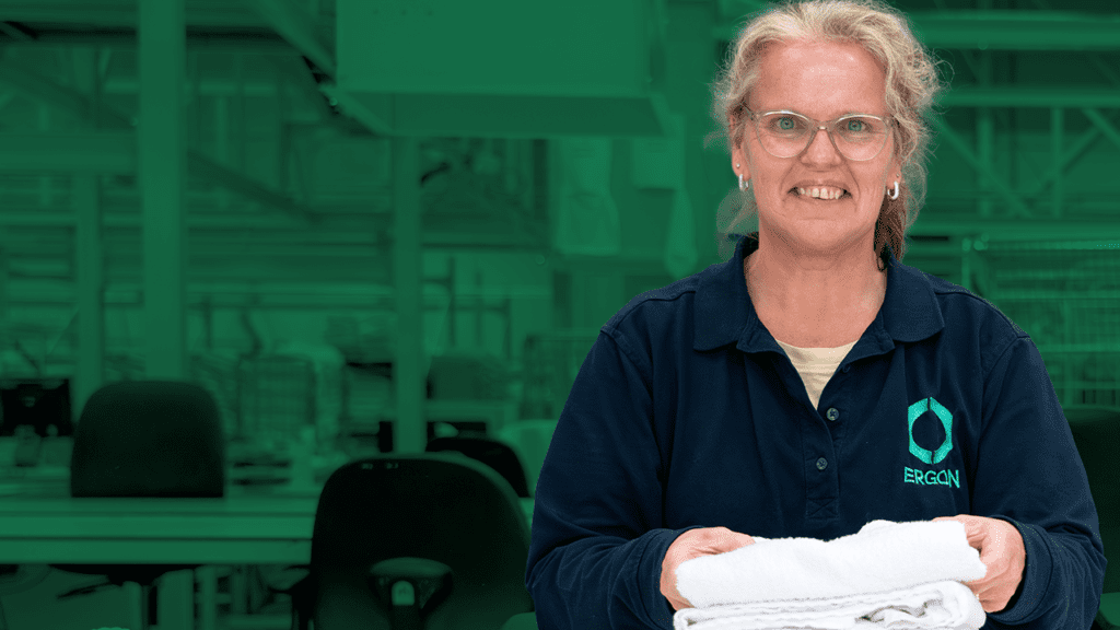 Een grafisch bewerkte videothumbnail van de video Ergon Wasserij voor bedrijven. Op deze thumbnail is het portret van een collega te zien.