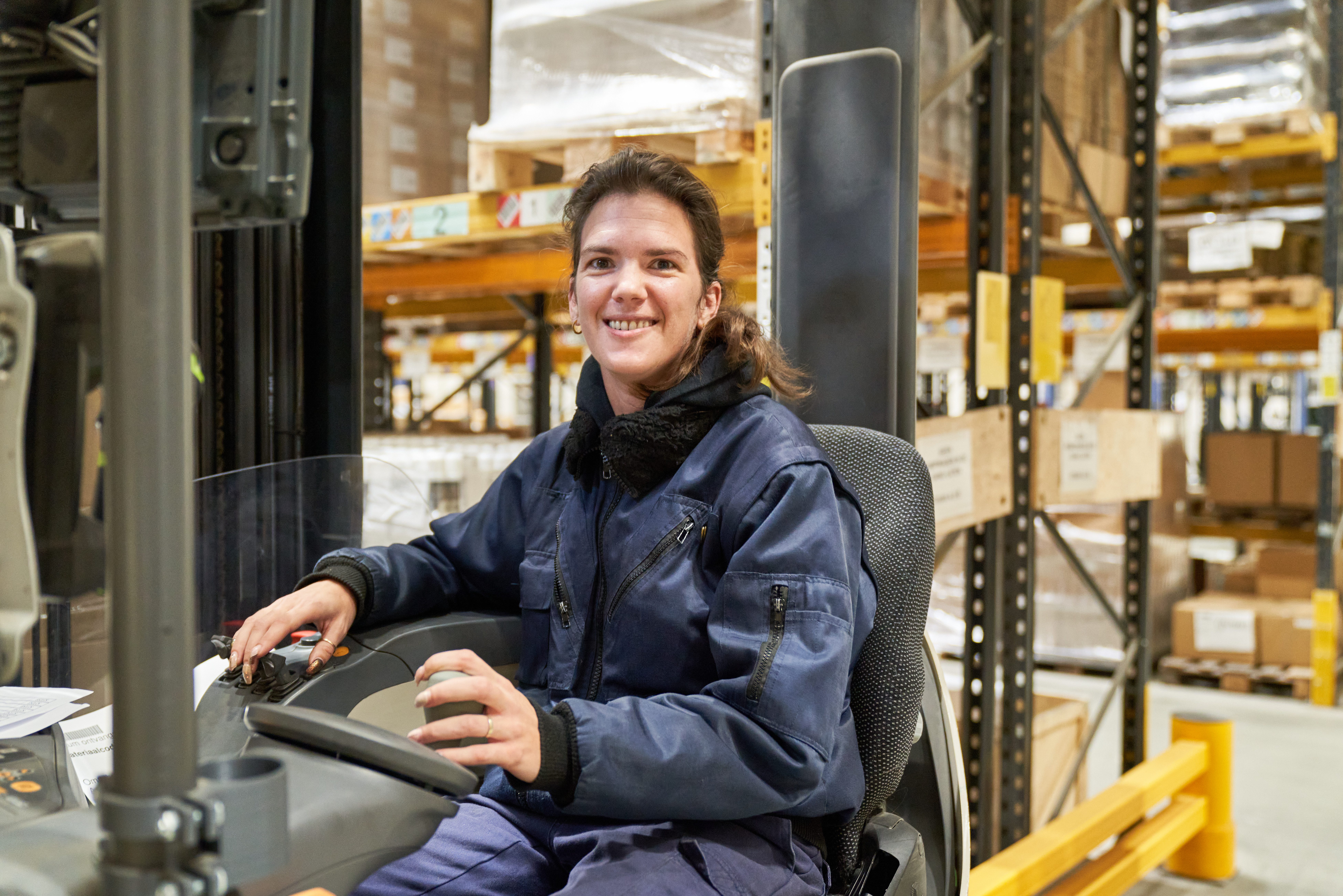 Een medewerker van Ergon Productie zit in een heftruck.