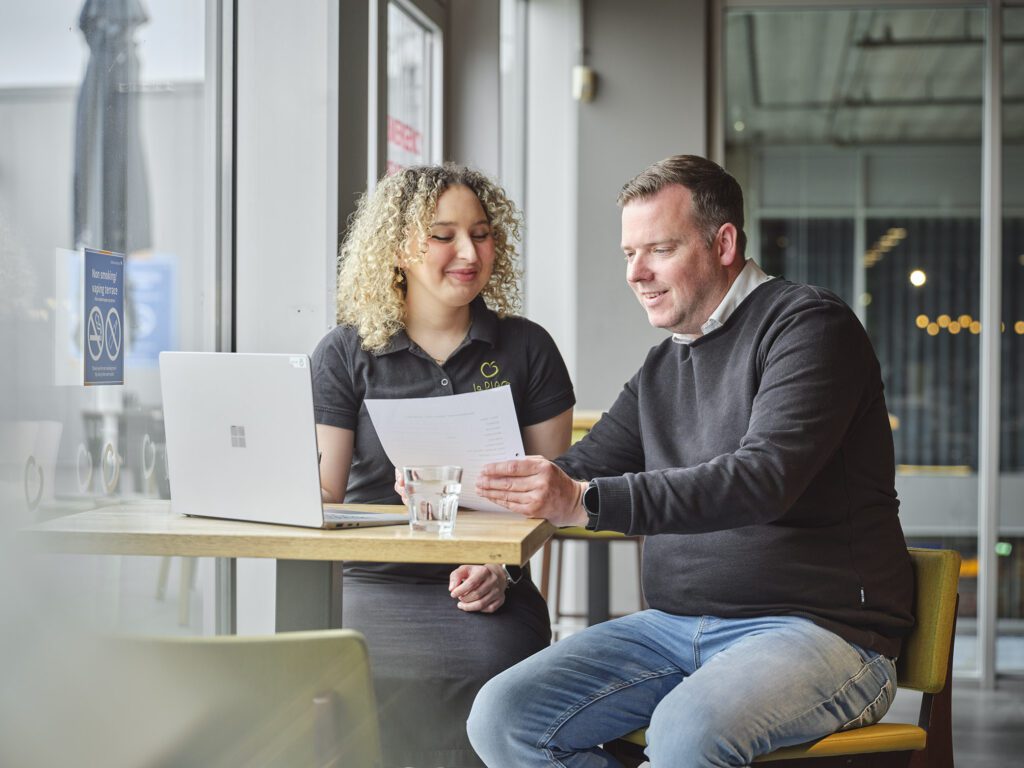 Een consulent van Ergon in gesprek met een medewerker van La Place