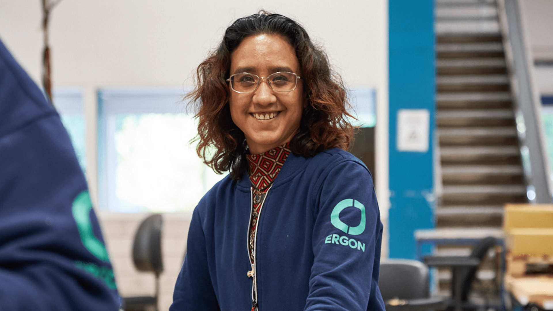 Een medewerker van Productie in een werkhal.