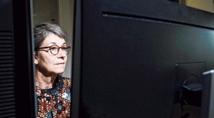 Collega Birgit zit achter haar computer.