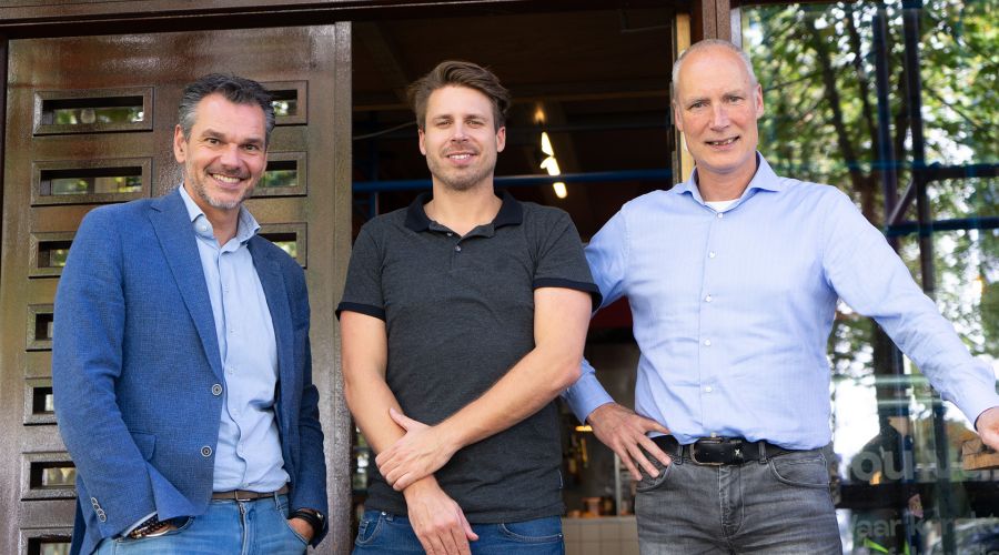 Eigenaar Rabauw en twee medewerkers van Ergon poseren voor het pand van Rabauw in Eindhoven.