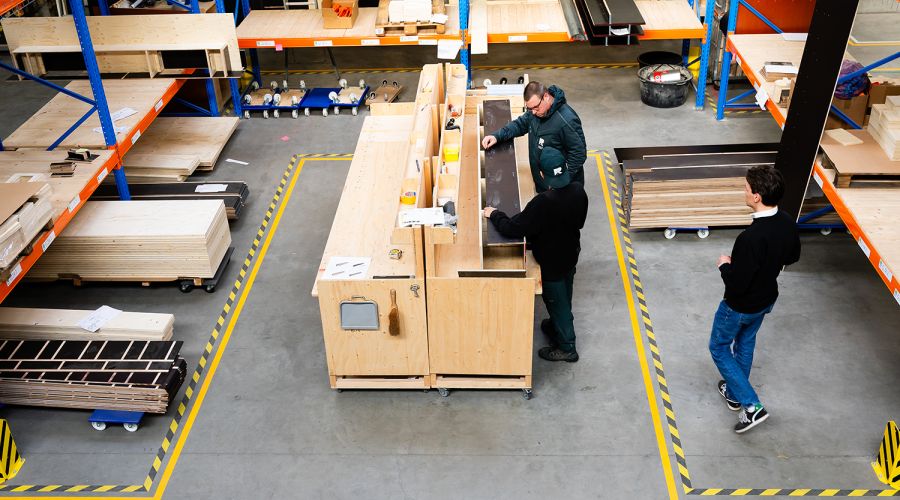 Medewerkers van Ergon werken in een productiehal aan onderdelen van ROEF.