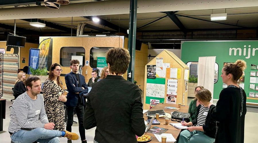 Vrijwilligers helpen tijdens de landelijke aangiftedag op het Ergon Plein van Ergon.