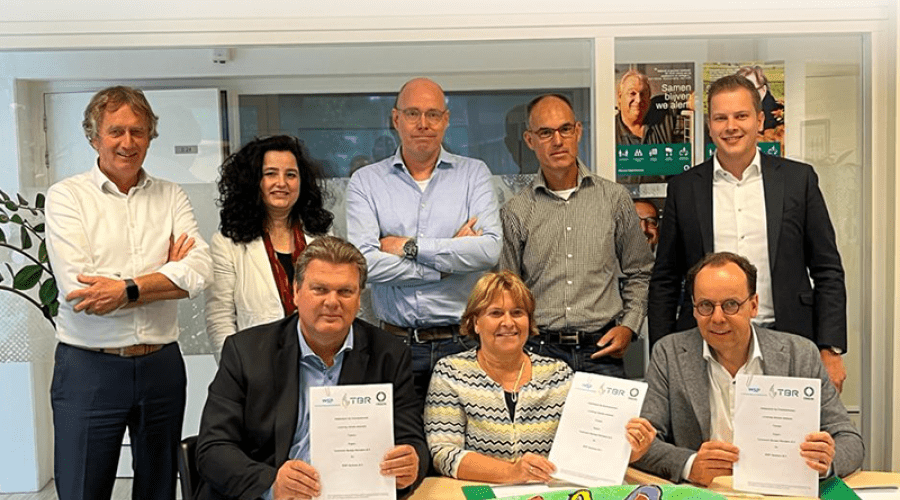 Groepsfoto na contractondertekening wsp, ergon en tbr.