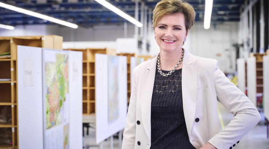 Ingrid Hems, algemeen directeur Ergon, kijkt lachend in de camera.