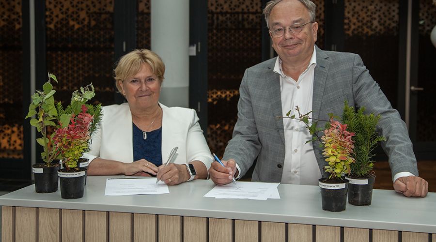 Directeur Ergon en Bestuurslid Summa ondertekenen het partnerschap.
