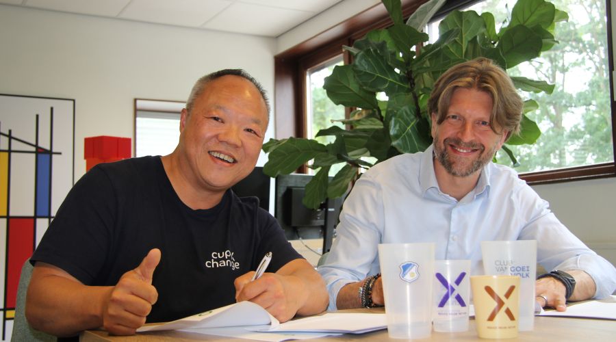 Directeur Werken & Leren bij Ergon, Stef Visser ondertekent het contract met founder van Cupxchange, Chong Hu.