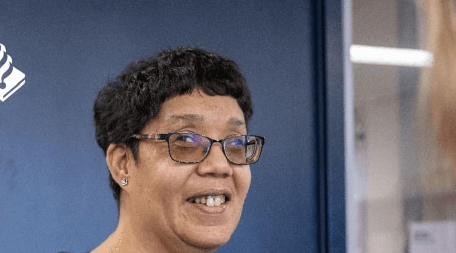 Patricia Overman is aan het werk op kantoor bij de politie.