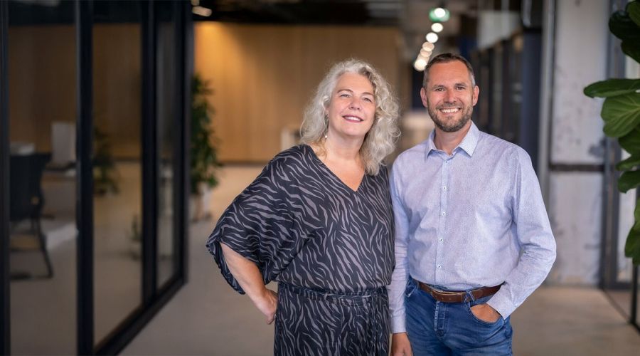 Yvonne van Hest, Ergon en Richard Keste, Brainport Development staan naast elkaar en lachen in de camera.