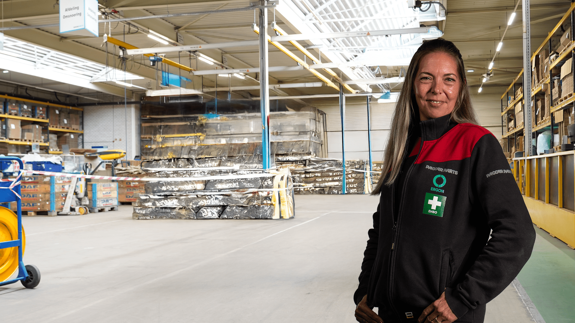 Medewerker staat in magazijn van Ergon Productie