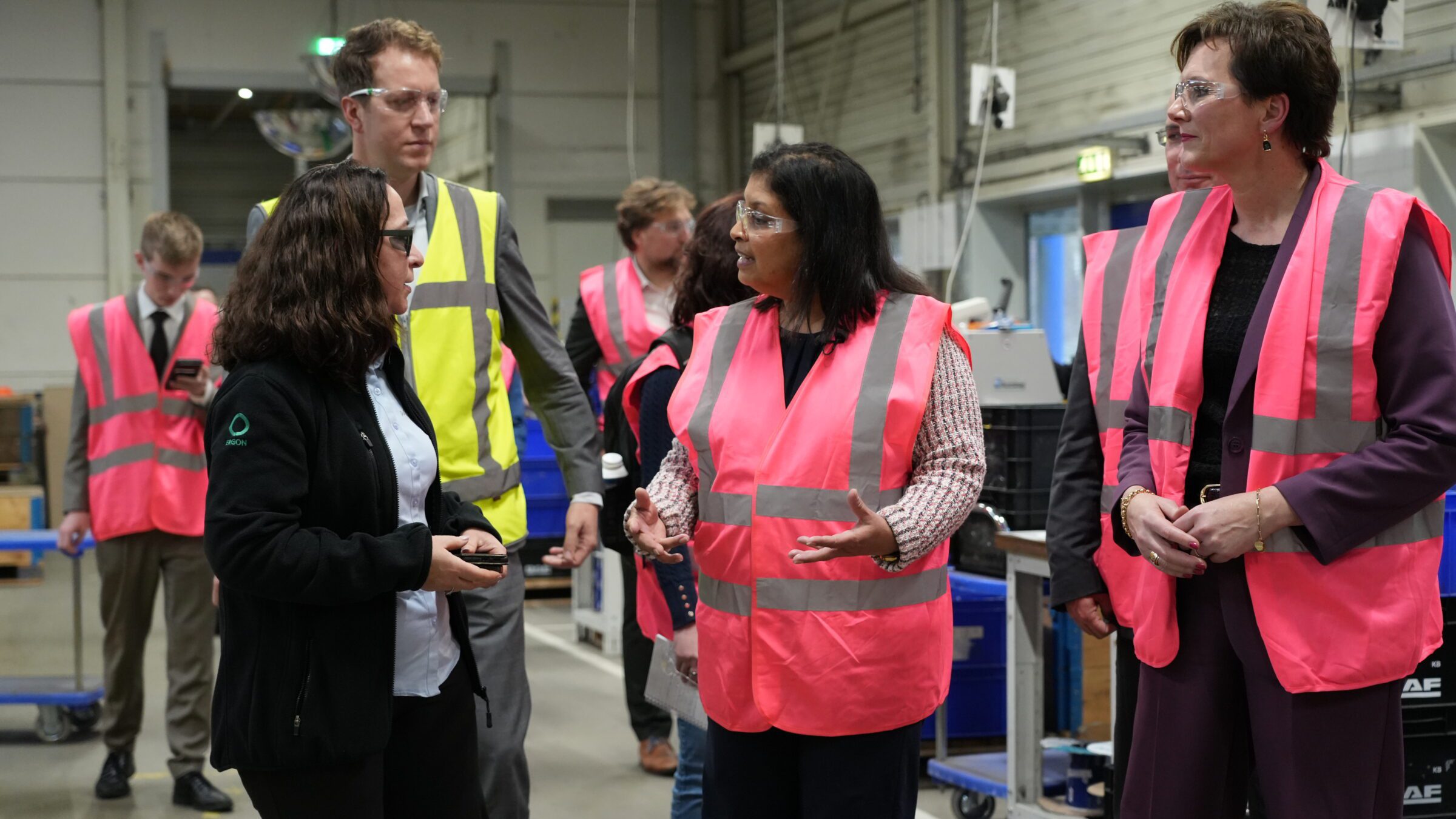 Minister krijgt rondleiding op werkvloer bij Ergon Productie door medewerkers en directieleden.