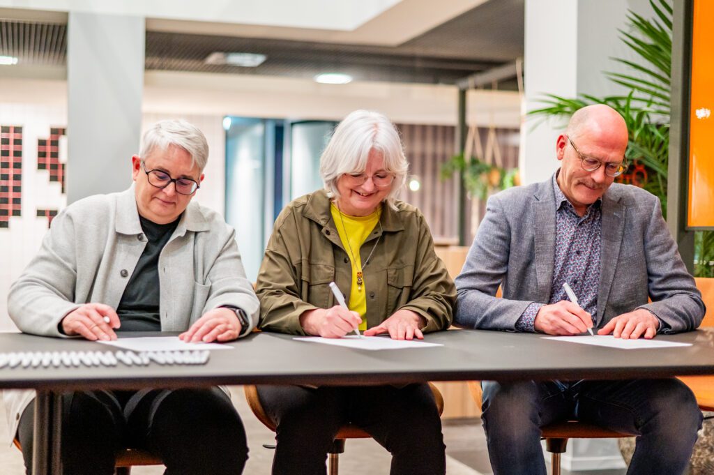 Bestuurders tekenen het convenant aan tafel